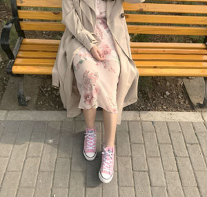 不扣纽扣女孩