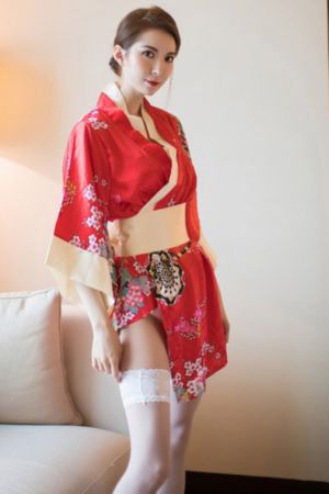 他趴在两腿中间舔我高潮的视频