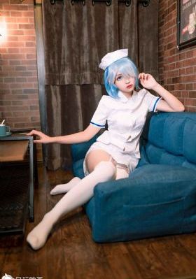 她在丈夫面前被