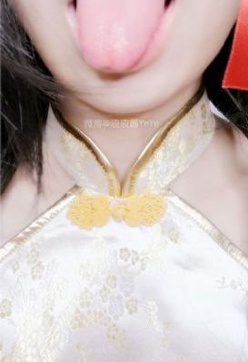 小受夹腿憋尿时被攻按小腹